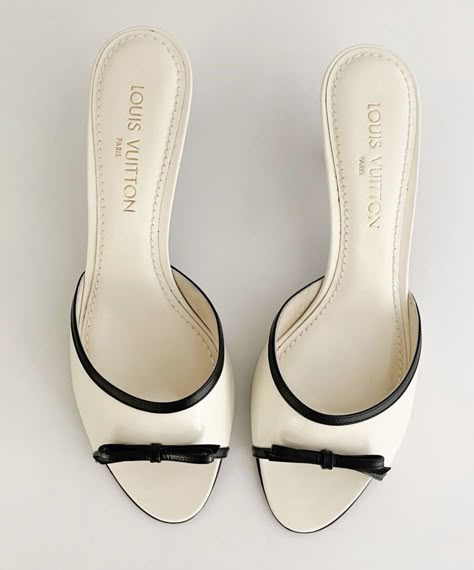 ivory and black louis vuitton bow slingback ss03 by marc jacobs from sororité vintage Classic White Heels, Old Money Heels, Pretty Heels, Dr Shoes, Classy Shoes, Vintage Heels, Fancy Shoes, Cute Heels, Girly Shoes