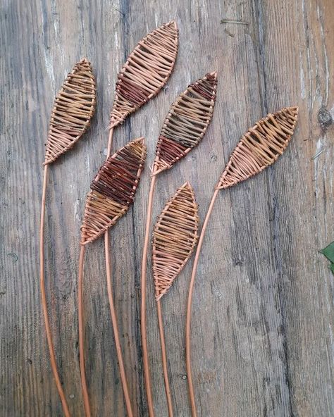 Christmas Natural Decorations, Willow Crafts, Willow Sculpture, Willow Sticks, Willow Flower, Twig Crafts, Willow Leaves, Natural Decorations, Basket Weaving Patterns