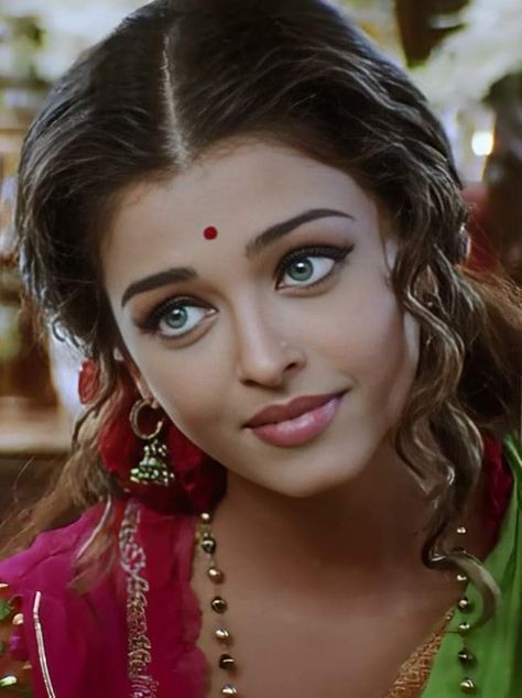 Aishwarya Rai Makeup, ऐश्वर्या राय, Aishwarya Rai Pictures, Bollywood Makeup, Aishwarya Rai Photo, Most Beautiful Eyes, Indian Woman, Vintage Bollywood, Anushka Sharma