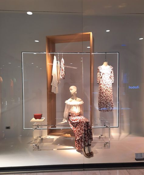 Zara Interior Design, Zara Window Display, Zara Display, Fashion Window Display, Display Retail, Window Display Retail, Windows Display, Clothing Store Design, Store Design Boutique