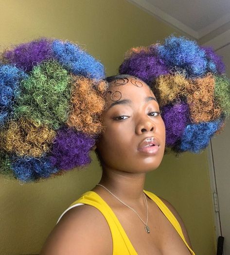 116 Likes, 1 Comments - Coiled Naturals (@coilednaturals) on Instagram: “@iamromnyaakia 💚💜💙🧡💚💜” Creative Hair Dye, Gold Hair Dye, Green Hair Dye, Dyed Hair Purple, Pink Hair Dye, Temporary Hair Dye, Dyed Red Hair, Creative Hair, Girls Natural Hairstyles