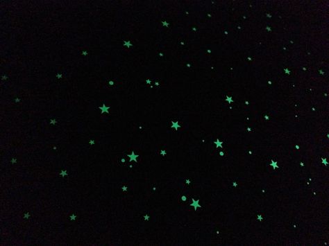 Glowing Stars Aesthetic, Glow In The Dark Stars On Ceiling Aesthetic, Star Things Aesthetic, Glow In The Dark Aesthetic Wallpaper, Glow In The Dark Stars Aesthetic, Glow In The Dark Stars Bedroom, Glow In The Dark Stars On Ceiling, Green Star Aesthetic, Glow In The Dark Aesthetic