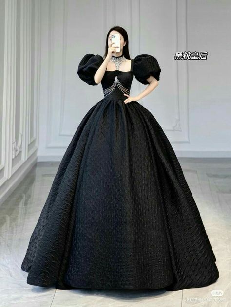 Gorgeous dress.. Bery pretty & attracted attractive dress. Looks beautiful and adorable 😍 Wear good be pretty 🥰 Be a professional amazing model.. Plz Dm for pic credit.. Attractive Dresses, Ethereal Dress, Pretty Quinceanera Dresses, Gowns Dresses Elegant, Old Fashion Dresses, Evening Dresses With Sleeves, Princess Ball Gowns, Pretty Prom Dresses, Fairytale Dress