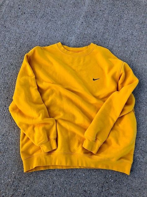 Yellow Sweatshirt Outfit, Nike Sweatshirt Outfit, Sweatshirt Outfit Winter, Yellow Sweatshirt, Nike Sweater, Sweatshirt Outfit, Nike Sweatshirts, Adidas Shirt, Hoodie Outfit