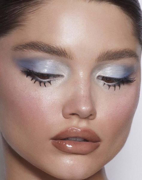 Sparkly Glam Makeup, Sparkly Blue Makeup, Lauren Sanchez Style, Icy Girl Makeup, Birthday Makeup Blue, Makeup Look Blue Eyes, Stockholm Autumn, Watercolour Eyes, Makeup Looks Blue Eyes