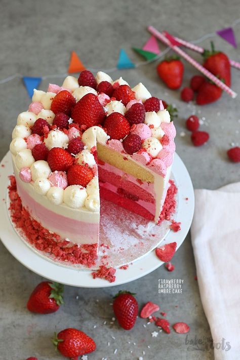 Strawberry Rasberry Ombre Cake Strawberry Raspberry Cake, Ombré Cake, Cake Simple, Ombre Cake, Salty Cake, Raspberry Cake, Summer Cakes, Strawberry Cakes, Baking Tins