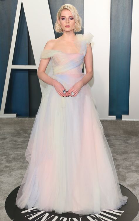 Lucy Boynton's Cotton Candy Oscars Dress Was Even Dreamier With Her Glitter Eye Makeup Celebrity Style Casual Spring, Celebrity Style Jeans, Celebrity Winter Style, Celebrity Summer Style, Celebrity Style Dresses, Celebrity Style Guide, Style Inspiration Classy, Lucy Boynton, Gianmarco Lorenzi