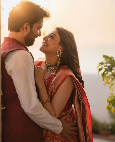 Couple Photo With Saree, Post Wedding Couple Poses, Engagement Shoot Ideas Indian, Indian Reception Photoshoot, Couple Shoot In Saree, Saree Poses For Couples, Prewedding Photography Saree, Couple Pose In Traditional, Couple Photoshoot In Saree