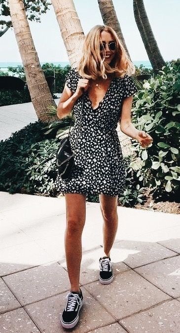 Pretty black and white print dress with black and white sneakers. Colorful Outfits, Bohol, Mode Casual, Black N White Dress, Mode Inspo, Guest Outfit, Looks Style, Looks Vintage, Outfit Idea