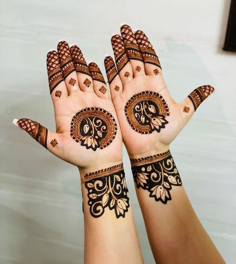 Mehndi ✨Heena ✨ Front And Back Mehendi Designs, Mandela Mehandi Art, Mandala Art Mehendi Design, Mandala Mendhi Design, Beautiful Mehendi Degins, Simple Back Mehendi Design, Front Simple Mehendi Designs, Mehendi Mandala Designs, Flower Mendhi Design