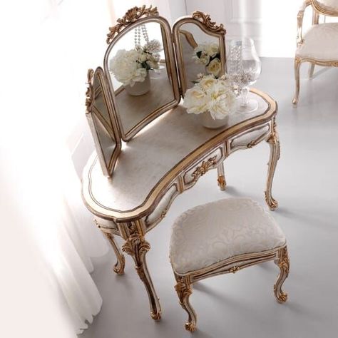 Set Dressing, Casa Vintage, Dressing Table Set, Classic Bedroom, Dressing Table Mirror, Dressing Table With Stool, Table Ideas, A Mirror, Aesthetic Bedroom