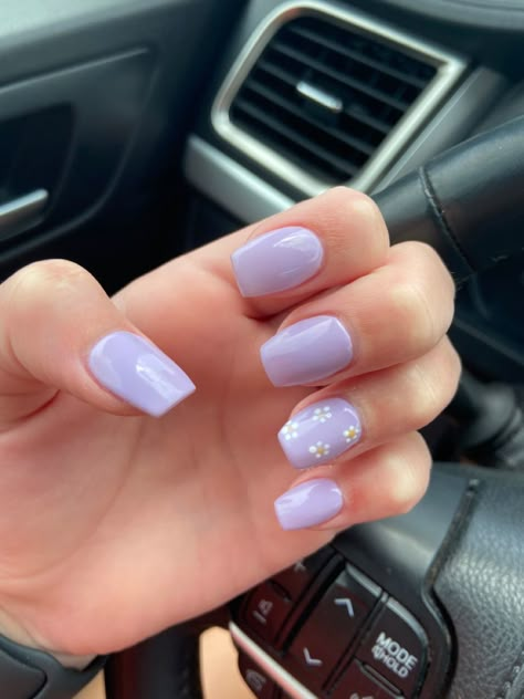 Short Acrylic Nails Designs Lavender, Purple Nails Easy Design, Daisy Purple Nails, Purple Nail Designs Flower, Cute Short Nails With Flowers, Lilac Nails With Daisies, Pink And Purple Nails Simple, Simple Nail Designs Lavender, Cute Nails Acrylic Short Purple