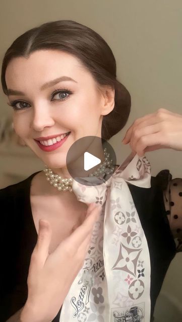 HAREM`s JEWELRY on Instagram: "HOW TO STYLE A PEARL NECKLACE IN 5 WAYS 😍
🎥 @olgakurzova

#pearl #pearlnecklace #pearljewelry #pearls" How To Style Pearl Necklace, How To Wear A Pearl Necklace, How To Style Pearls, Pearl Necklace Outfit, Pearls Jewelry Diy, How To Wear Pearls, Dress Queen, Diy Fashion Scarf, Silk Scarf Style