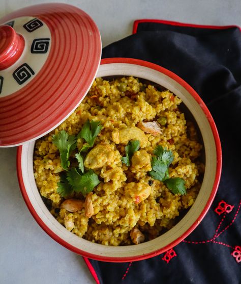 Chicken Dalia Khichdi | Broken Wheat & Chicken Kedgeree | From The Corner Table Corner Table, Food Places, Mixed Vegetables, I Want To Eat, Boneless Chicken, Pressure Cooking, Bowls Recipe, Fresh Vegetables, Meals For One