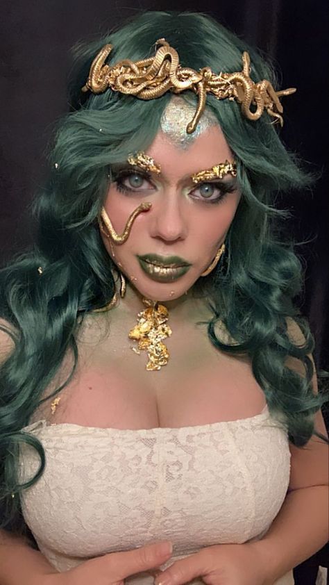 Medusa Makeup Ideas Halloween, Medusa And Stone Costume, Villian Costumes For Women, Mythical Creatures Costumes, Medusa Photoshoot, Medusa Costume Ideas, Cosplay Medusa, Goddess Costume Diy, Medusa Cosplay