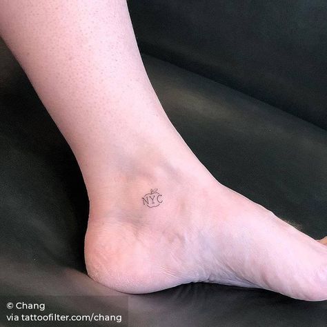 NYC apple tattoo on the ankle. Chicago Small Tattoo, Nyc Marathon Tattoo, New York Apple Tattoo, Tiny Nyc Tattoo, Controversial Tattoos, Nyc Apple Tattoo, I Love Ny Tattoo, Small New York Tattoo, New York Inspired Tattoo