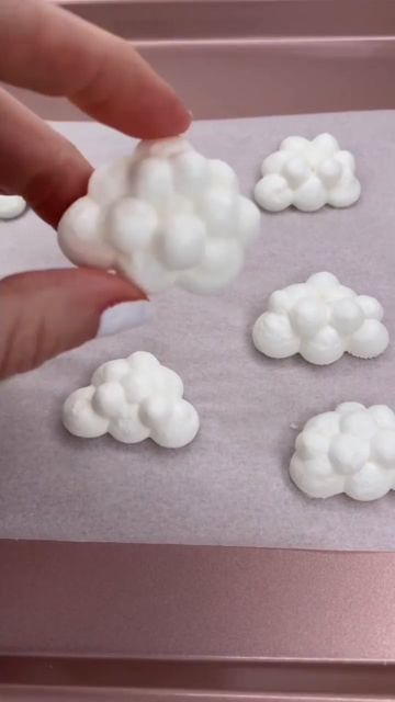 Cloud Cake Pops, Cute Meringue, Meringue Clouds, Cloud Theme Party, Making Meringue, Cloud Cupcakes, How To Make Meringue, Cloud Theme, Cloud Cake