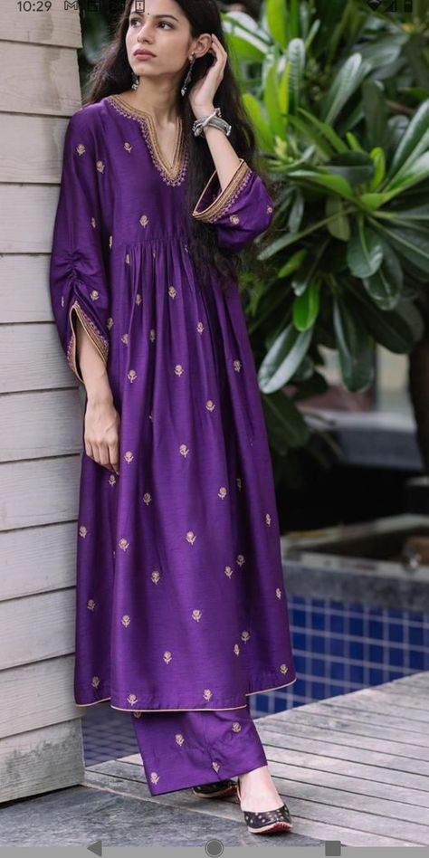 Purple Outfits Indian, Purple Suit Set, Purple Gold Outfit, Purple Pakistani Suit, Indian Dress Patterns, Purple Dress Indian, Purple Kurti Designs, Casual Office Outfits Women Indian, Purple Ethnic Wear