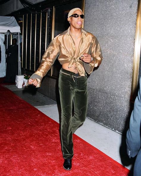 @90smilk on Instagram: “Some of Denis Rodman’s interesting style moments.” Dennis Rodman Outfit, Denis Rodman, Converse Outfits, Disco Glam, Look Grunge, Dennis Rodman, Mtv Videos, Studio 54, Estilo Hip Hop