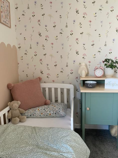 Two Year Old Bedroom, One Year Old Room, One Year Old Bedroom, Small Toddler Bedroom, Toddler Wallpaper, Pink Kids Bedrooms, Decorated Bedroom, Old Bedroom, Kids Rooms Inspo