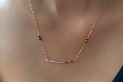 Minimalist Mangalsutra, Mangalsutra Ideas, Modern Mangalsutra Designs, Short Mangalsutra, Indian Gold Necklace Designs, Wedding Jewellery Designs, Mangalsutra Chain, Mangalsutra Design, Black Beads Mangalsutra