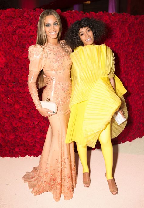 Pin for Later: Beyoncé Shows Up Solo to the Met Gala in an "Easy" Latex Gown, Has the Time of Her Life Inside Beyonce And Solange, Beyonce Sister, Solange Knowles Style, Beyonce Show, Amazing Halloween Costumes, Sister Photos, Solange Knowles, The Met Gala, Beyonce Knowles