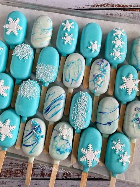 Frozen Cakesicles Ideas, Frozen Theme Cakesicles, Elsa Popsicles, Frozen Birthday Cake Pops, Frozen Themed Treats, Frozen Cake Pops Ideas, Snowflake Cakesicles, Frozen Cakesicles, Disney Frozen Party Food