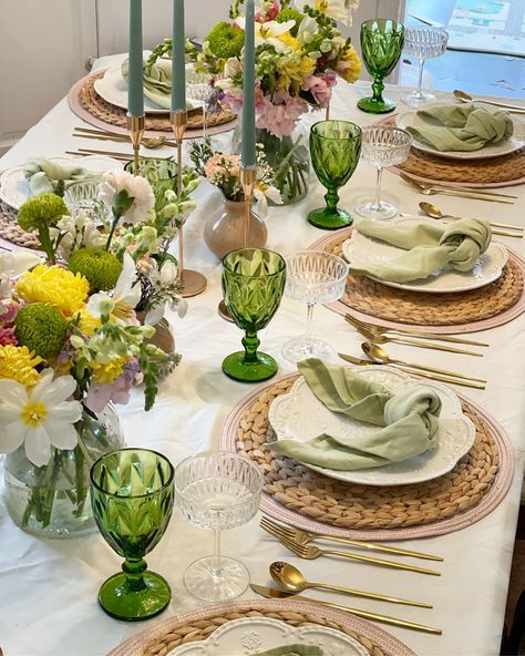 Cake With Yellow Flowers, Wedding Colors 2025, Green Wedding Napkins, Table Setting Spring, Sage Green Candles, Sage Green And Yellow, Lunch Table Settings, Round Table Settings, Colorful Table Decor