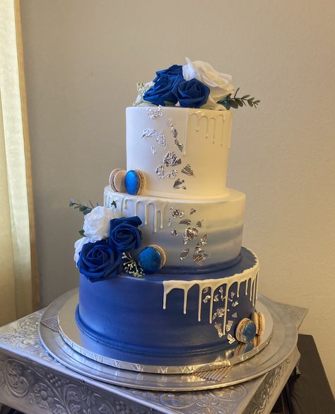 Royal Blue And Silver Wedding Cake, Dark Blue And Gold Quinceanera Theme, Xv Cakes Ideas, Dark Blue Wedding Cake, Royal Blue Quince Cake, Blue Cake Designs Birthday, Birthday Cakes Sweet 16, Cakes Sweet 16, Royal Blue Wedding Cakes