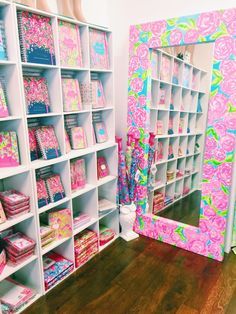 Lilly Pulitzer Diy, Lilly Pulitzer Room, Lilly Pulitzer Iphone Wallpaper, Lilly Pulitzer Quotes, Lime Green Bedrooms, Ideas Negocios, Lilly Pulitzer Outfits, Lilly Pulitzer Prints, Preppy Life