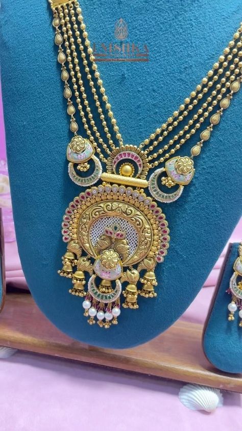 𝐄𝐧𝐢𝐬𝐡𝐤𝐚 - 𝐓𝐡𝐞 𝐒𝐨𝐮𝐥 𝐨𝐟 𝐆𝐨𝐥𝐝 | Elegant 22k gold antique pearl set featuring a central pendant adorned with a beautifully crafted Radha-Krishna combination, exuding… | Instagram Radha Krishna Jewellery, Ladies Gold Rings, Antique Necklace Gold, Delicate Gold Jewelry, Antique Necklaces Design, Gold Jewellry, Modern Gold Jewelry, Gold Mangalsutra Designs, Jewelry Design Drawing