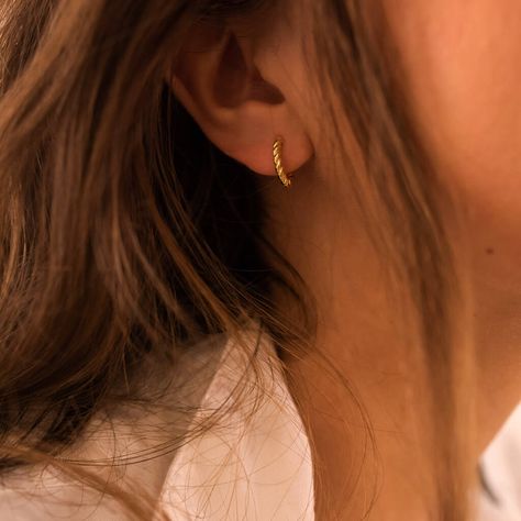 Gold Earrings Aesthetic, Simple Gold Earrings, Small Gold Hoop Earrings, Small Gold Hoops, Tiny Hoop Earrings, Bohemian Earrings, Huggie Hoop Earrings, Small Earrings, Everyday Earrings