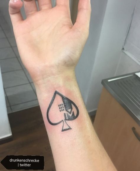 Cayde-6 Ace tattoo Destiny 2 Tattoo Hunter, Destiny 2 Hunter Tattoo, Ace Of Spades Tattoo Men, Cayde 6 Tattoo, Destiny Tattoo Game, Destiny Tattoo Ideas, Destiny 2 Tattoo Ideas, Destiny Tattoos, Pirate Compass Tattoo