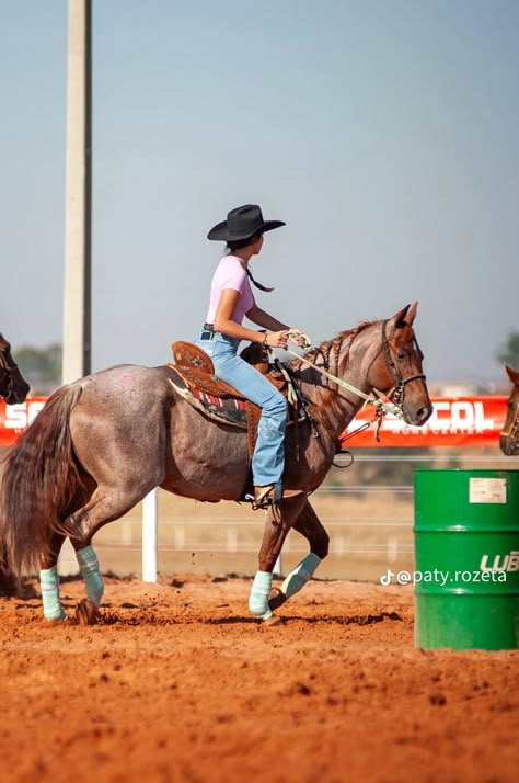 Barrel Racing Senior Pictures, Barrel Racer Aesthetic, Rodeo Horses Barrels, Barrel Racing Aesthetic, Barrel Racing Photos, Barrel Racing Photography, Barrel Racing Outfits, Western Pictures, Roan Horse