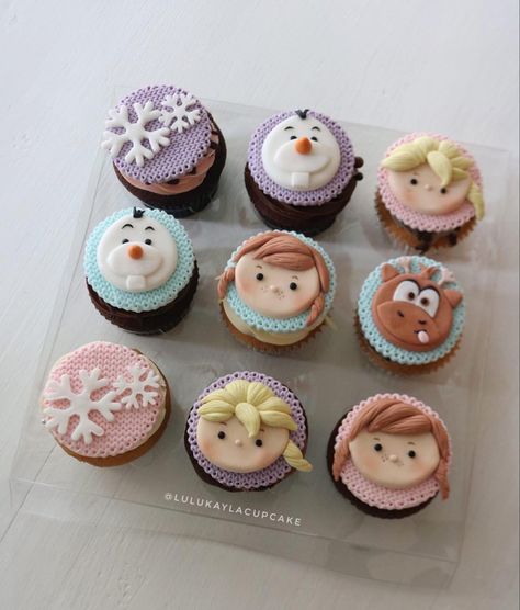 Elsa Cupcakes, Frozen Fondant, Cupcakes Frozen, Frozen Cupcake, Frozen 3rd Birthday, Frozen Cupcake Toppers, Pastel Frozen, Fondant Cake Tutorial, Sugarplum Christmas