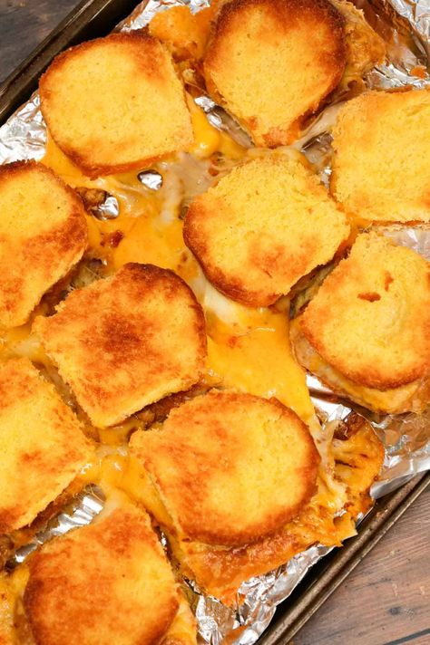 Appetizer Grilled Cheese, Baked Mini Grilled Cheese, Grilled Cheese For Large Group, Sides With Grilled Cheese, Sliders With Soup, Grill Cheese For A Crowd, Grill Cheese Sliders, Grilled Cheese Party Ideas, Snack Sandwiches Appetizers