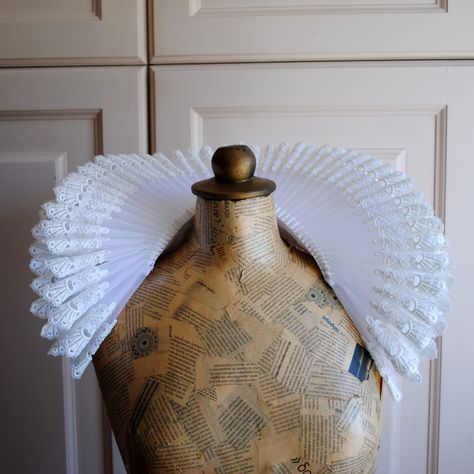 Costume Collar, Elizabethan Ruff, Halloween Alice In Wonderland, Mad Hatter Top Hat, Stiff Fabric, Victorian Tea Party, Bronze Accessories, Elizabethan Collar, Ruff Collar