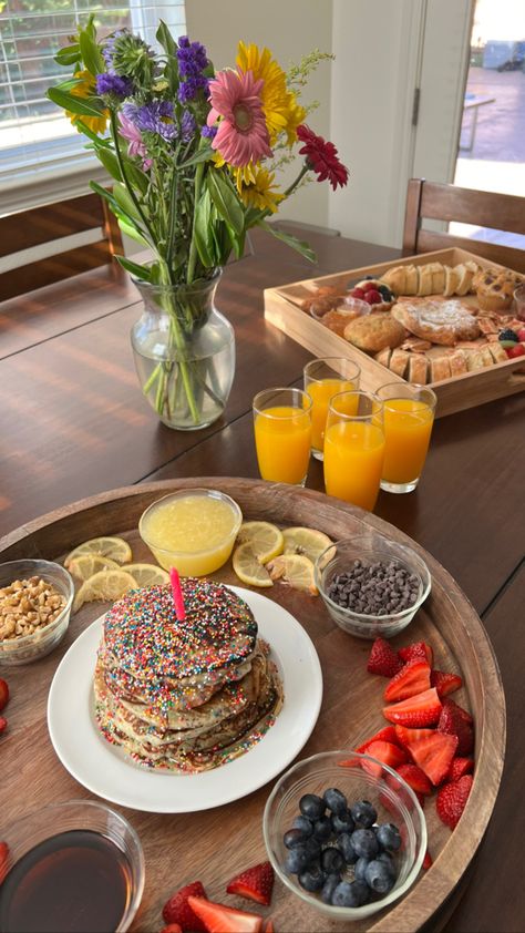 At Home Birthday Breakfast, 21st Birthday Breakfast Ideas, Birthday Breakfast At Home, Girls Breakfast Party, Birthday Breakfast Ideas Aesthetic, Birthday Breakfast For Mom, Birthday Morning Breakfast Ideas, 21st Birthday Breakfast, Birthday Morning Table