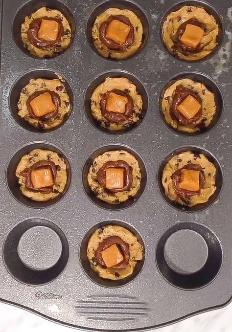 kraft caramels in cookie cups Caramel Squares Recipe, Pillsbury Chocolate Chip Cookie Dough, Carmel Recipe, Carmel Chocolate, Cookie Dough Filling, Caramel Bites, Caramel Treats, Stuffed Cookies, Caramel Fudge