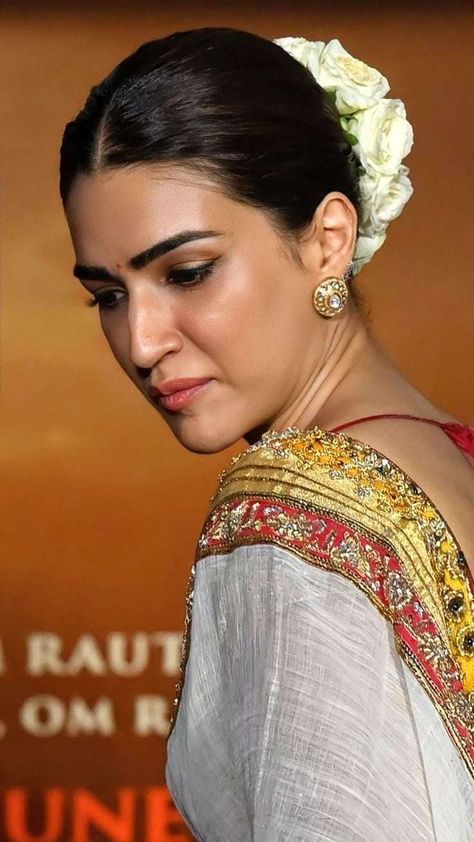 Sister Poses, Bridal Hair Buns, Kriti Sanon, Hot Hair Styles, Face Photography, Sleek Hairstyles, Bollywood Girls, Indian Actress Hot Pics, Beautiful Smile Women