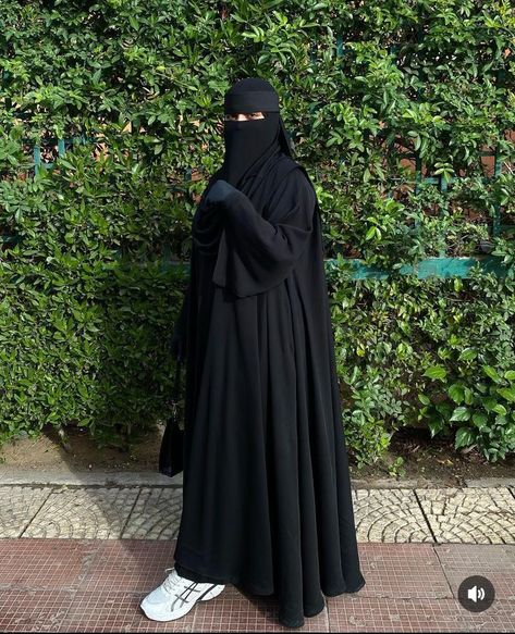 Arabic Niqab, Hijab Dpz, Hijab Dp, Abaya Outfit, Eating Food Funny, Niqab Fashion, Hijab Trends, Hijabi Aesthetic, A Strong Woman Quotes