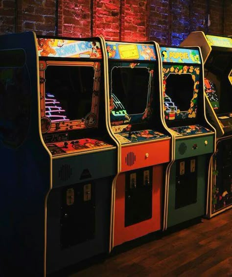 Man Cave Video Game Room, Spirit Phone, Arcade Ideas, Arcade Aesthetic, 80s Arcade, 80s Video Games, Richie Tozier, Arcade Room, Vintage Arcade