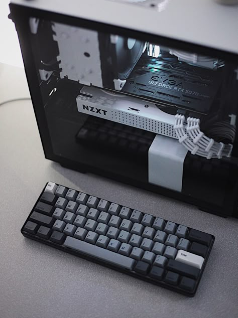 Black Pc Build Aesthetic, Keyboard Inspiration, White Gaming Pc, Mechanical Keyboard Desk Setup, Pc Gaming Setup Keyboard, Dark Computer Setup, Cyberpunk Keyboard, Mech Keyboard, Gaming Case