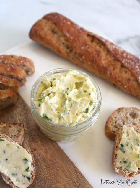 Vegan Garlic Butter, Garlic Bread Spread, Vegan Spreads, Vegan Garlic Bread, Garlic Butter Recipe, Garlic Butter Spread, Flavored Butter Recipes, Compound Butter Recipe, Homemade Garlic Butter