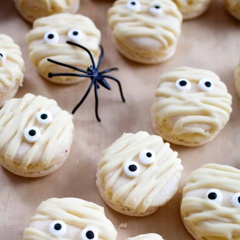 Mummy Macarons a Fun Halloween Dessert! - Nerdy Mamma Halloween Snack Recipes, Halloween Macaroons, Fun Halloween Desserts, Macaron Template, Halloween Snack, Halloween Treats For Kids, Macaron Cookies, Festive Desserts, Macaroon Recipes