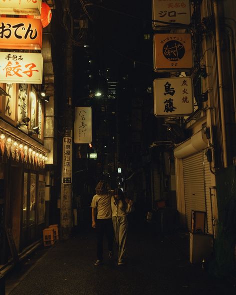 rainy nights in tokyo with ally + dalton❤️‍🔥🎞️ do you have a favorite?? #travelphotographer #japanphotographer #hawaiiphotographer #couplesphotography #authenticlovemag #777luckyfish #documentaryphotographer #dirtybootsandmessyhair #crazyloveandwildkisses #loveandwildhearts #cinematicphotography #lovestory #unscriptedposingapp #cinematic 🏷️hawai’i photographer, japan photographer, travel photographer, cinematic photography, couples shoot, storytelling photographer, couples, love, movie sc... Japan Aesthetic Couple, Couple Japan, Photographer Travel, Tokyo Night, Couples Love, Hawaii Photographer, Night Couple, Couples Shoot, Photography Couples