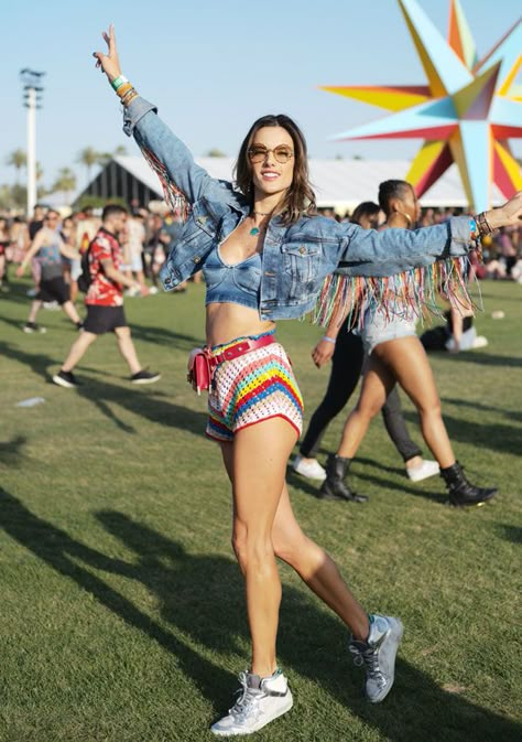 Coachella 2018: looks Rainbow Shorts Outfit, Coachella Crochet Outfit, Celeb Coachella Outfits, Coachella Outfit Celebrities, Celebrity Coachella Outfits, Celebrity Coachella, Look Da Festival, Best Coachella Outfits, Coachella Celebrities