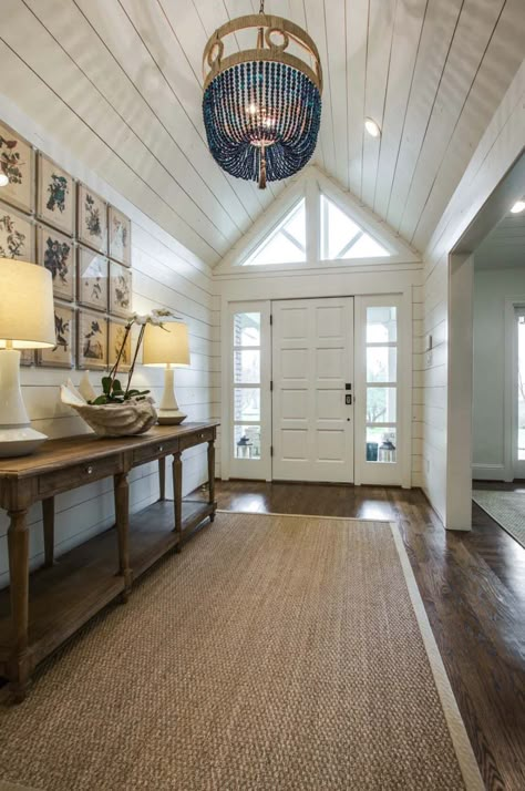 37 Most beautiful examples of using shiplap in the home Hamptons Hallway, Farmhouse Entryway, Foyer Decorating, Foyer Design, Entry Hallway, Entry Way Design, Lobby Design, Beach House Interior, Sopot