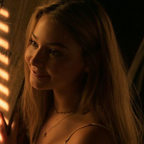 Sarah Cameron Side Profile, Madelyn Cline Side Profile, Blonde Actresses In Their 20s, Sarah Cameron Pfp, Aven Brooks, Sarah Cameron Icon, Madeline Cline, Netflix Aesthetic, Elizabeth Jones