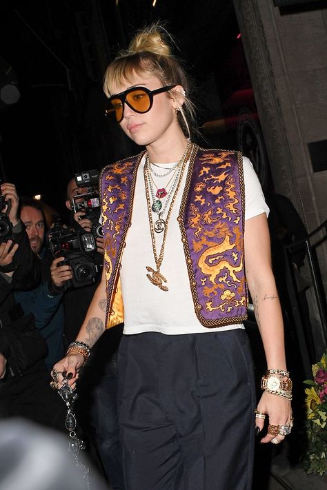 Embroidered vests that were a big trend in the 90s are back in style, and Miley Cyrus and Shailene Woodley are on board. Crochet Vest Street Style, Printed Vest Outfit, Retro Vest Outfit, How To Wear A Vest, Dress And Vest Outfit, Boho Vest Outfit, Outfits With Vests, Vintage Vest Outfit, Vests Outfits